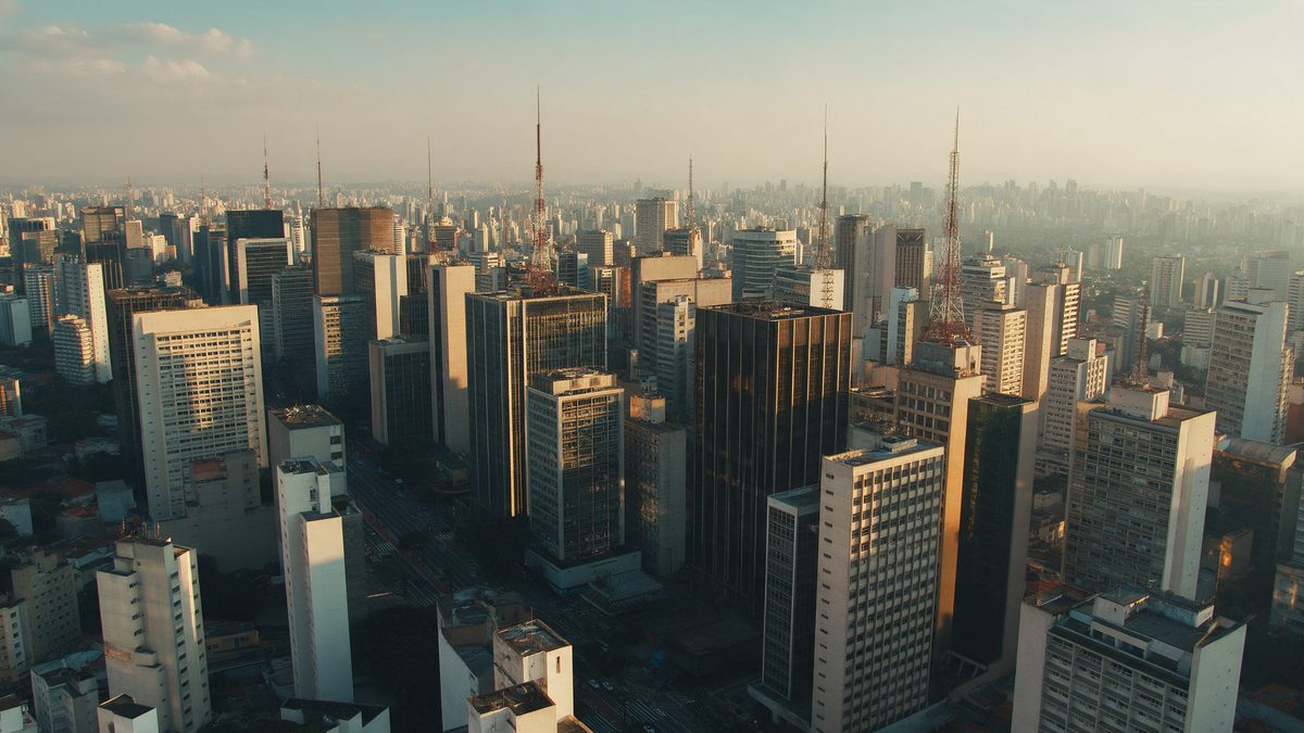 Vista aérea dos edifícios de São Paulo ao entardecer