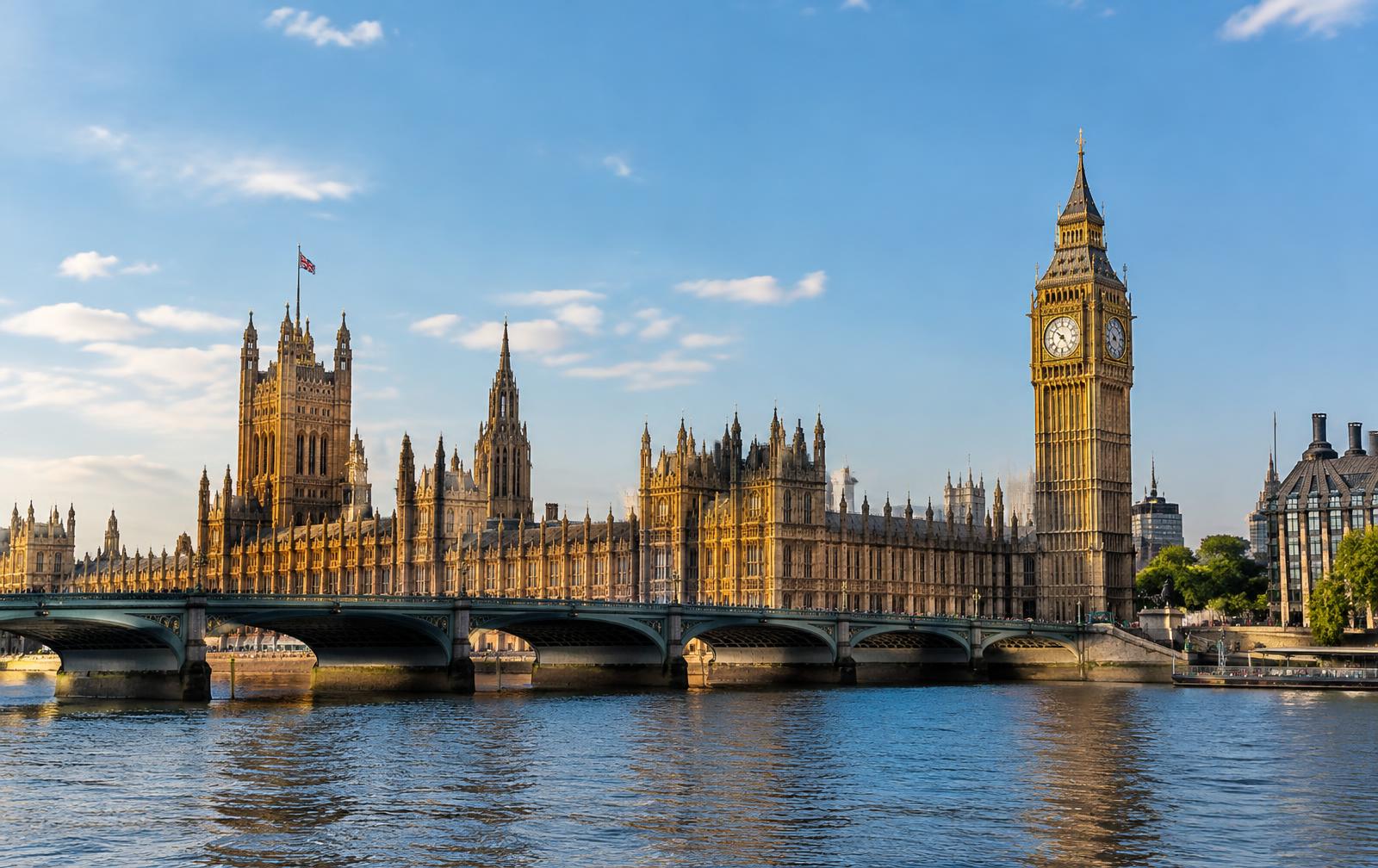 Parlamento e Big Ben às margens do Tâmisa, em Londres